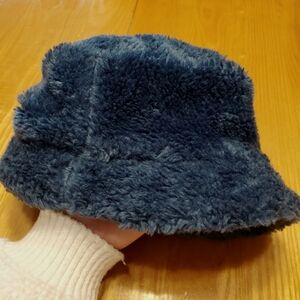 NWOT Geneviève Dostaler blue teddy bucket hat. Black polar inside. Handmade.